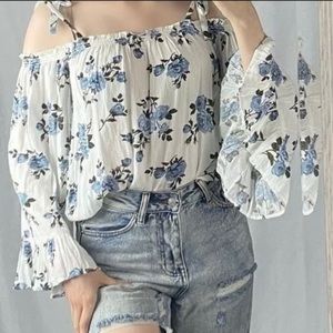 Worn once AE floral top 🤍